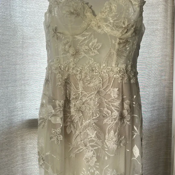 Unworn, Unaltered AND Preserved Elegant Lace Wedding Dress